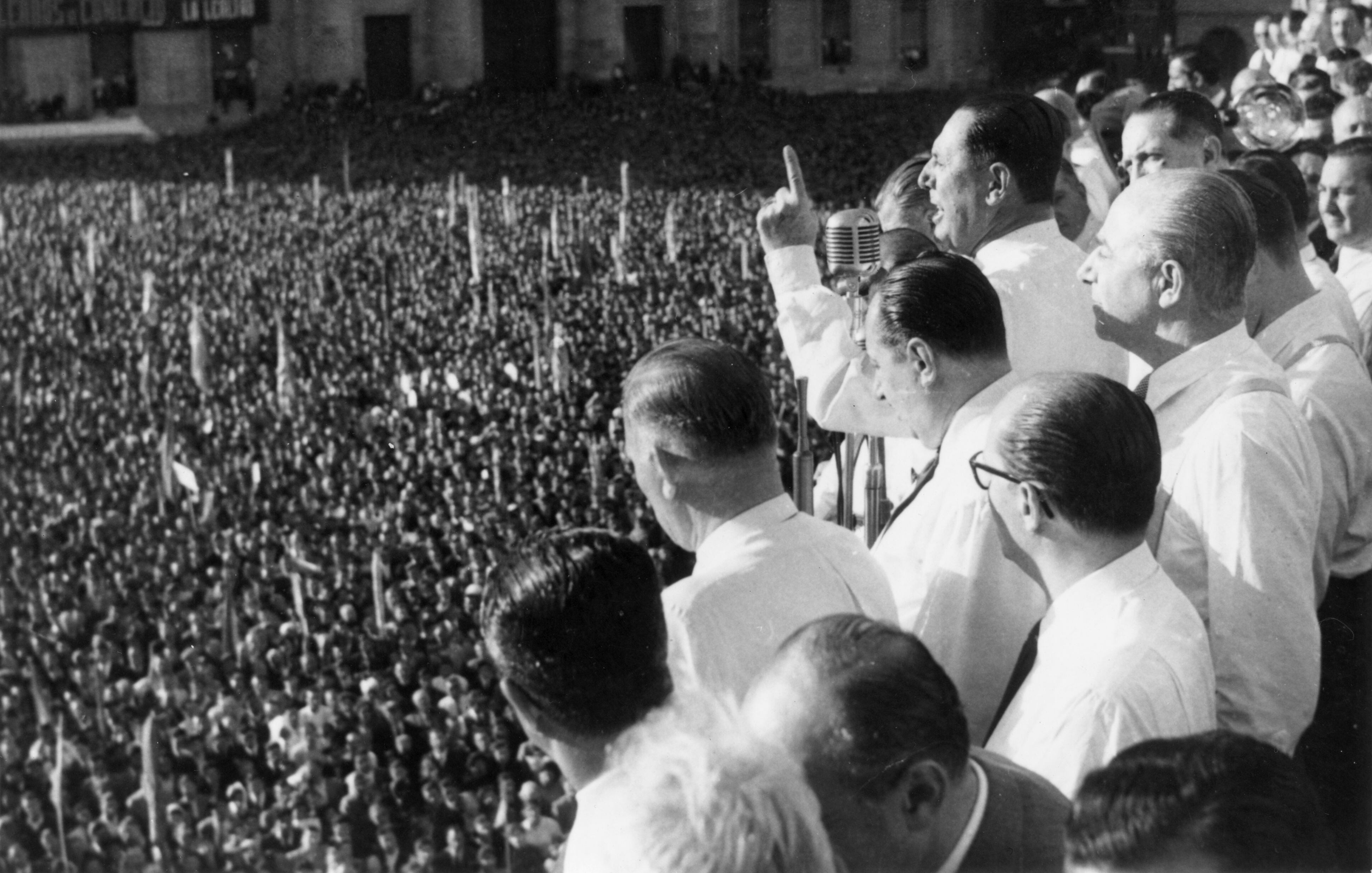 Juan Domingo Perón habla desde el balcón de la Casa Rosada a sus seguidores reunidos en la Plaza de Mayo en Buenos Aires, hacia 1950.