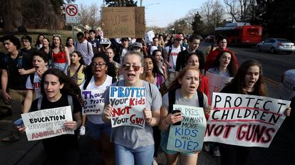 Estudiantes se manifiestan a favor de una reforma legislativa de la venta de armas en Silver Spring (Maryland) el pasado 21 de febrero. 