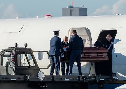 El ataúd con el cuerpo del activista es trasladado después de aterrizar en el aeropuerto de Phoenix, Arizona. 