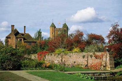 Los jardines del castillo de Sissinghurst, en Kent, fueron creados a partir de 1930 por Harold Nicolson y su esposa, Vita Sackville-West, poetisa y amiga de Virginia Woolf.