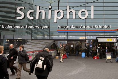 Fotografía de archivo de la entrada principal del aeropuerto de Schiphol, en Amsterdam (Holanda).