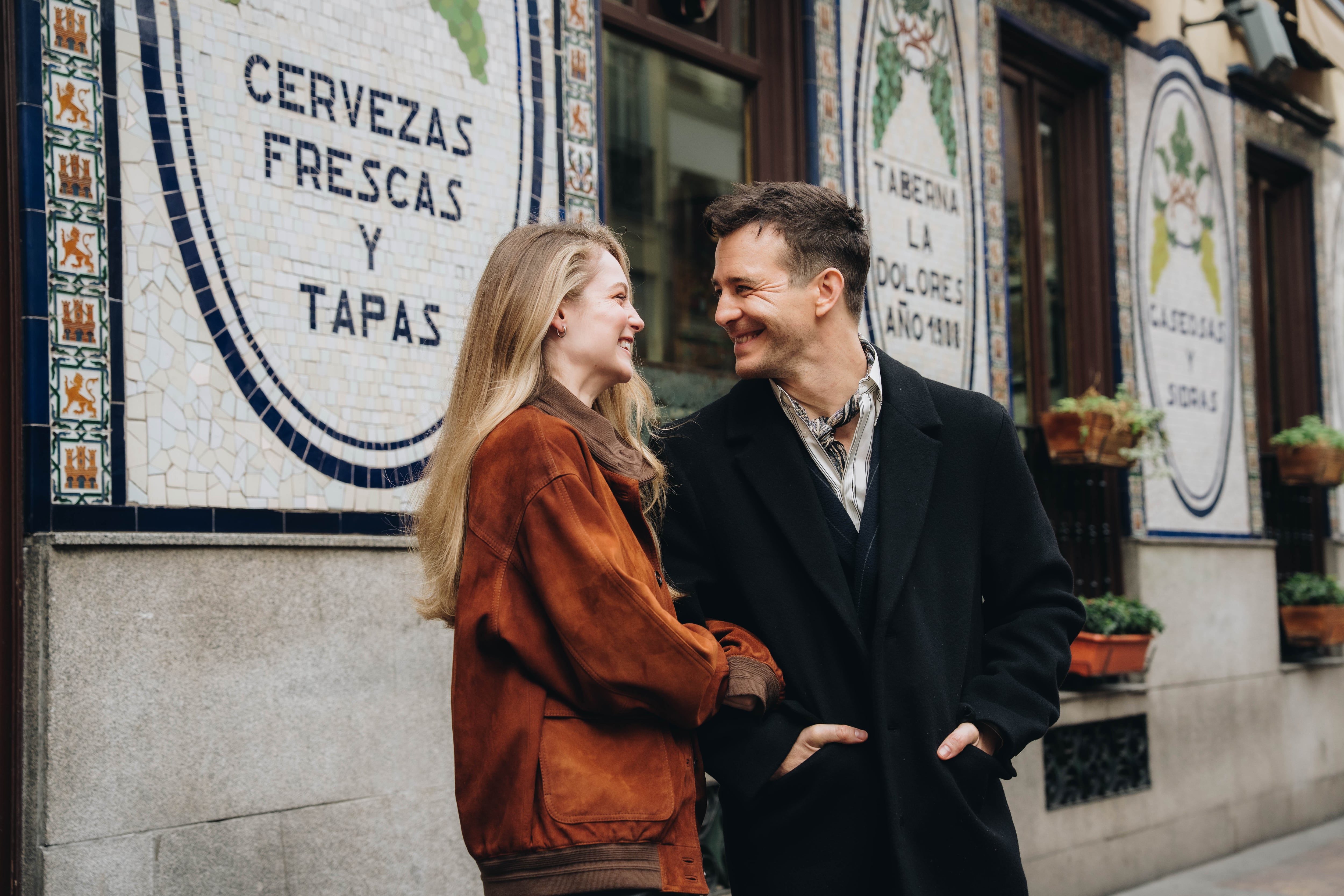 Hannah Dodd y Luke Thompson interpretan a los hermanos Francesca y Benedict Bridgerton en la serie de Netflix.