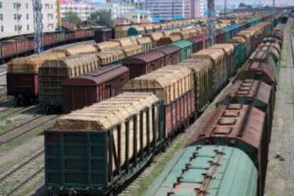 En la imagen, trenes rusos cargados con materias primas como madera, potasio, carbón y petróleo en un patio de transferencia en Manzhouli, Mongolia Interior (China). EFE/Archivo