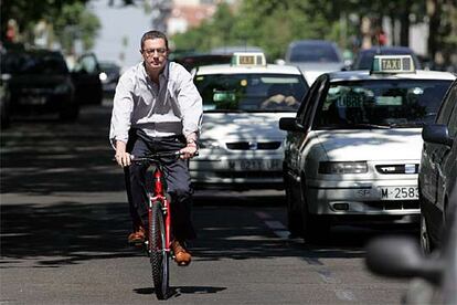 Hoy se celebraba además el Día del Medio Ambiente en todo el mundo, y Madrid 2012 se sumó a esta iniciativa con una marcha ciclista de 10 kilómetros que partió a las 10.30 desde la Dehesa de la Villa para llegar dos horas después a la plaza de Cibeles. En la carrera ha participado la concejal de Medio Ambiente, Paz González, y también algunos miembros de la candidatura. El alcalde ha posado para la ocasión para EL PAÍS.