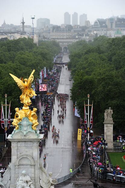 Las atletas en su paso por The Mall, la alameda que lleva a Buckingham Palace.