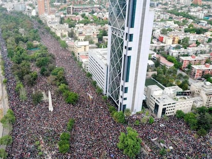 Milhares de pessoas se manifestam em Santiago.