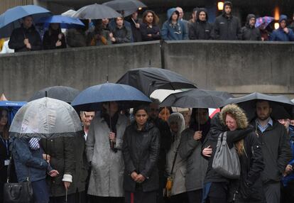 Asistentes al minuto de silencio en homenaje a las víctimas del doble atentado en el London Bridge y Borough Market, cerca del lugar donde se cometieron los ataques.