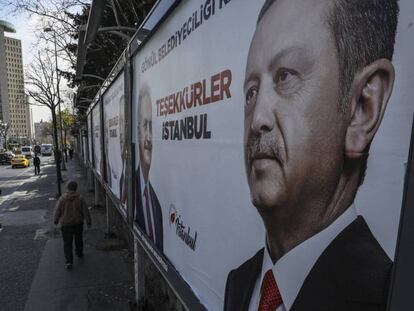 Carteles publicitarios del AKP con el rosrtro de Erdogan en las calles de Ankara.