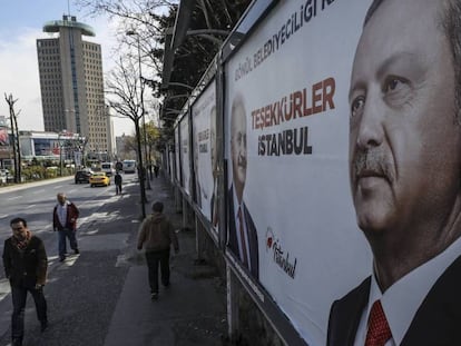 Carteles publicitarios del AKP con el rosrtro de Erdogan en las calles de Ankara.