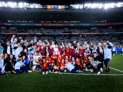 La selección festeja en el césped el triunfo ante Suecia, el pase a la final frente a Inglaterra.