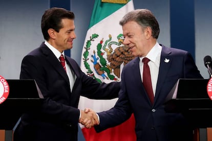 El presidente de Colombia, Juan Manuel Santos (dcha.), saluda a su hom&oacute;logo mexicano, Enrique Pe&ntilde;a Nieto.