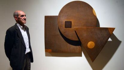José Ramón Anda, ayer, ante uno de sus murales expuestos en el Museo de Bellas Artes de Bilbao.