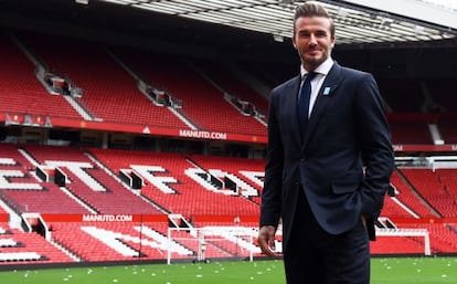 Beckham posa en el estadio del Manchester United.