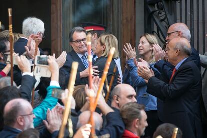 Artur Mas es abrazado por Núria de Gispert después de declarar.