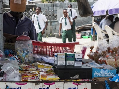 Un quiosco a la puerta de un instituto en Lagos, Nigeria, que vende cigarrillos junto a dulces y golosinas.