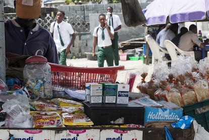 Un quiosco a la puerta de un instituto en Lagos, Nigeria, que vende cigarrillos junto a dulces y golosinas.