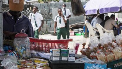 Quiosco a la puerta de un instituto en Lagos, Nigeria