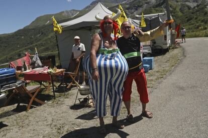 Dos hombres disfrazados de Asterix y Obelix esperan en la carretera durante la duodécima etapa del Tour de Francia, el 19 de julio de 2018.