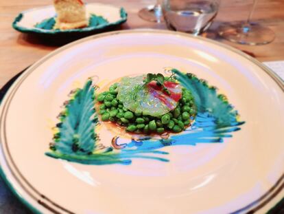 Los primeros guisantes lágrima, los procedentes de la primera floración de invierno, ya están en Madrid. Los hermanos Torres en el restaurante Dos Cielos, ubicado en el hotel Palacio de los Duques, del que se ocupa el chef Damián González, incorporan por tercer año esta legumbre a la carta. Los guisantes proceden de un productor de Llavaneras, en el Maresme (Barcelona) y, según explica Sergio Torres, se recoge entre las cinco y las seis de la mañana cada día, cuando la temperatura es baja, ya que el frío ralentiza la planta, hace que el fruto esté más tierno y concentra un mayor nivel de azúcares. Cada mañana se envían a Madrid. La temporada del guisante lágrima se da en invierno y primavera y se prolonga hasta que llega el calor. Son guisantes que se caracterizan por su tamaño pequeño y un verde intenso.