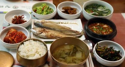 El hansik, el menjar tradicional coreà, consta d'una gran quantitat de petits plats que se serveixen alhora.