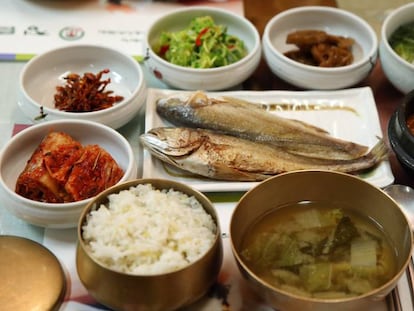 El hansik, el menjar tradicional coreà, consta d'una gran quantitat de petits plats que se serveixen alhora.