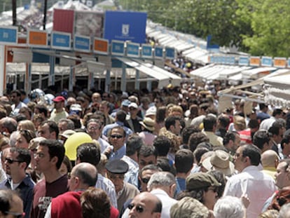 Imagen de la Feria del Libro en el paseo de Coches del Retiro.
/ MIGUEL GENER