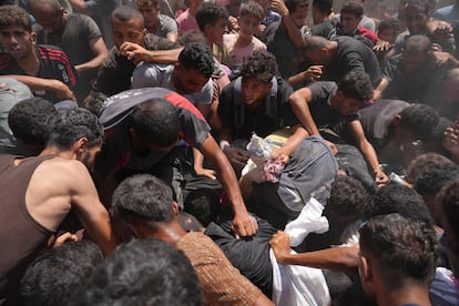 Palestinos alrededor de uno de los paquetes de ayuda humanitaria lanzado a la Franja este jueves.
