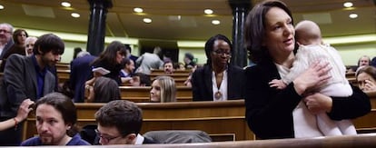 Carolina Bescansa en el Congreso de los Diputados con su bebé en brazos.