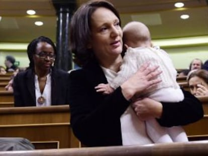 Carolina Bescansa en el Congreso de los Diputados con su bebé en brazos.