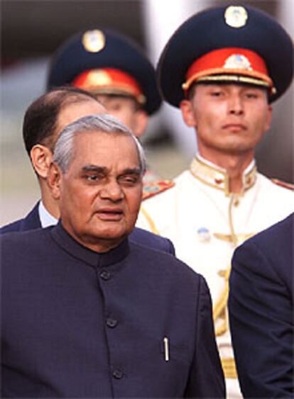 Vajpayee, a su llegada a la capital de Kazajistán.