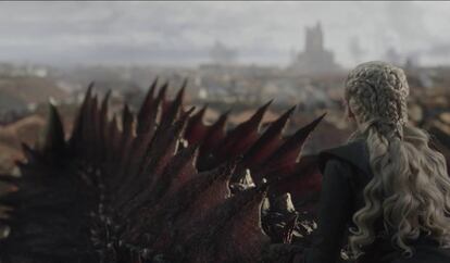 <p>Momento: Daenerys decidiendo que, pese a las campanas, va a arrasar Desembarco del Rey. </p><p>¿Por qué? Este no es, claramente, un momento feminista, pero sí ha generado un intenso debate dentro del movimiento. Por un lado, quienes alegan que Daenerys tiene tanto derecho a la violencia como cualquier otro personaje masculino. Por otro, quienes argumentan que los guionistas han "enloquecido" al personaje para hacer lo que se ha hecho durante siglos con las mujeres que ostentaban poder: desligitimarlas a través del histerismo o la locura para demostrar que no están preparadas para ejercer ese poder y que vuelva a recaer en manos de un hombre. Los guionistas de la serie, en un 'inside' del último capítulo colgado en la cuenta oficial de YouTube explican por qué Daenerys no enloquece, sino que su decisión es resultado de todo lo que ha ido sucediendo a lo largo de la serie. Cuando mira Desembarco del Rey, dicen los guionistas, ve el reflejo de todo lo que le ha sido arrebatado a ella y a su familia durante siglos. Y añaden que en ese momento, de repente, se ve sola, sus mejores amigos y consejeros han sido asesinados o la han traicionado. Cuando, justo la noche antes de llegar a Desembarco, Jon se retira cuando ella lo besa, Daenerys dice "sea el miedo, entonces" y, según cuentan los guionistas, ese es el momento en el que ella sabe que tendrá que hacer las cosas de un modo que hubiese preferido no escoger.