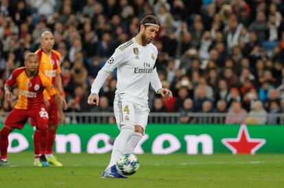 Sergio Ramos marca de penalti el tercer gol para el Madrid. 