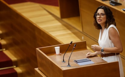 La diputada de Compromís Aitana Mas, durante un debate sobre el modelo de financiación autonómica, en las Cortes de Valencia, el 3 de junio.