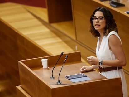 La diputada de Compromís, Aitana Mas, durante un debate en las Cortes valencianas.