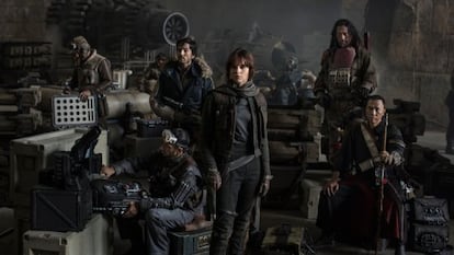 El reparto de la película encabezado por Felicity Jones.