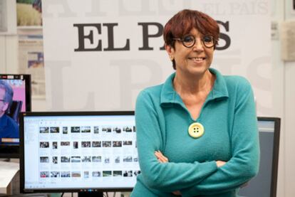 Maruja Torres, que debuta en el género negro con 'Fácil de matar', en la redacción de EL PAÍS tras su charla con los lectores.