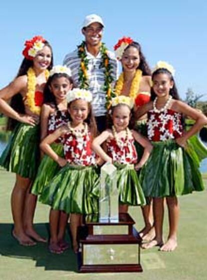 Tiger Woods posa tras su triunfo en Hawai.