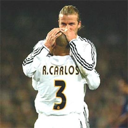 Beckham besa a Roberto Carlos al final del partido.