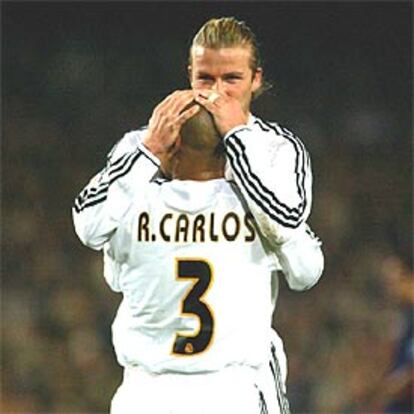 Beckham besa a Roberto Carlos al final del partido.