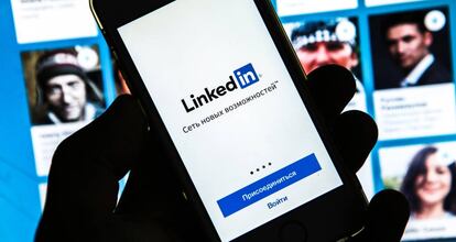 Un teléfono móvil muestra la página de acceso a la versión en ruso de Linkedin.