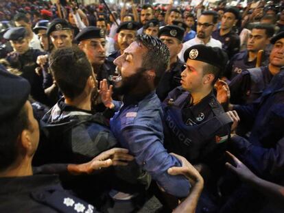 Protestas ante la sede del Gobierno en Amán, el lunes por la noche.