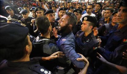 Protestas ante la sede del Gobierno en Amán, el lunes por la noche.