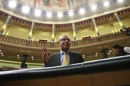 El ministro Montoro, en su escaño en el Congreso.