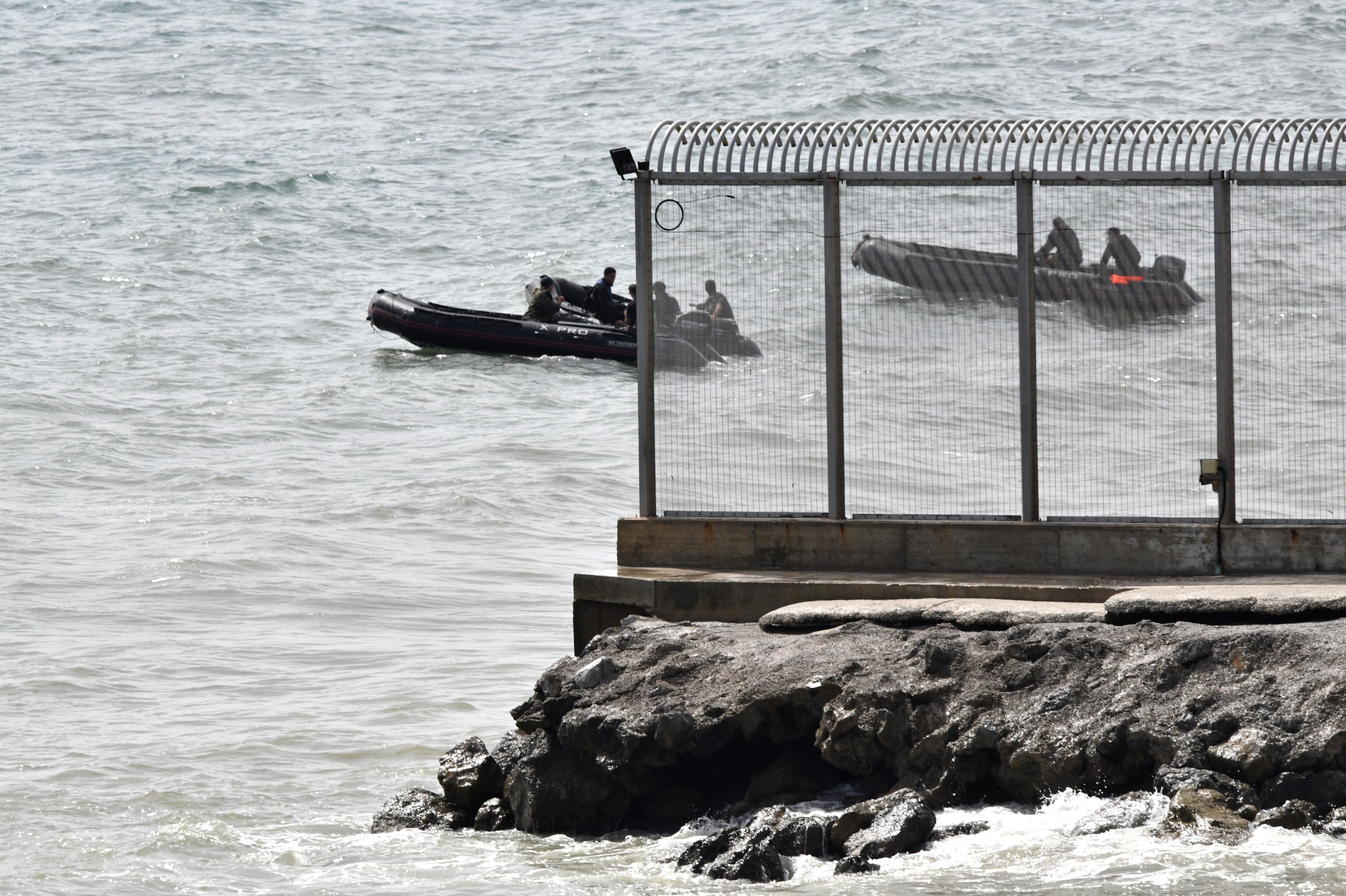 Agentes de la Guardia Civil en la frontera de Ceuta con Marruecos, este domingo.