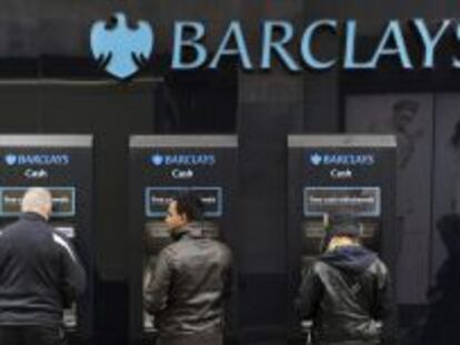 Varios clientes sacan dinero de los cajeros autom&aacute;ticos de una sucursal de Barclays en Londres, Reino Unido. EFE/Archivo