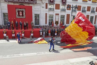 Dos paracaidistas ayer en la Casa de Correos.