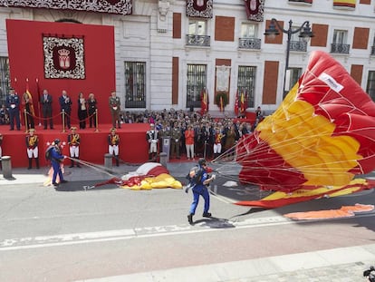 Dos paracaidistas ayer en la Casa de Correos.