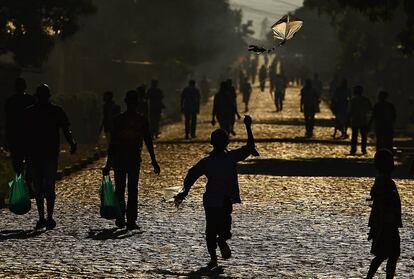 Un niño corre con una cometa por una calle de Bujumbura, Burundi.