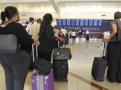Pasajeros de Delta esperan tras el fallo informático en la compañía