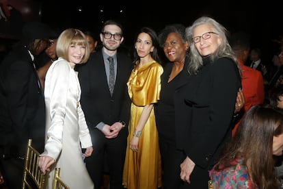 De izquierda a derecha: Anna Wintour, Alex Soros, Huma Abedin, Robin Hickman-Winfield y Annie Leibovitz durante la cena y subasta de los Premios de la Fundación Gordon Parks 2025, celebrados en mayo en la ciudad de Nueva York.
